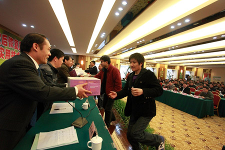 我廠為農(nóng)民贈送15箱價值1萬多元的“20%丙環(huán)唑微乳劑”，用于災(zāi)區(qū)小麥銹病防治。(左一為中國農(nóng)科院植保所副所長陳萬權(quán)).jpg