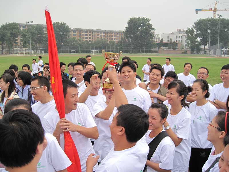 同舉勝利獎杯.jpg