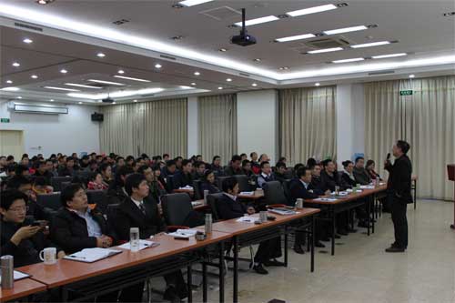馮平章總經(jīng)理進行2010年度大會總結.jpg