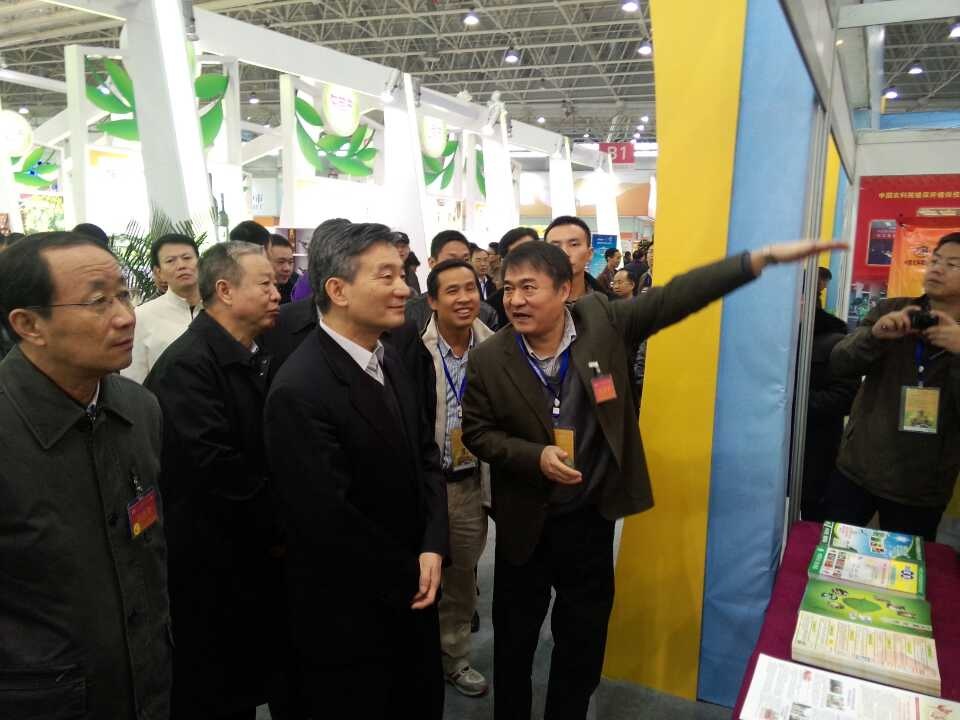 圖為吳孔明院士在植保所展位前為陳曉華副部長介紹中保優(yōu)秀項目成果.jpg