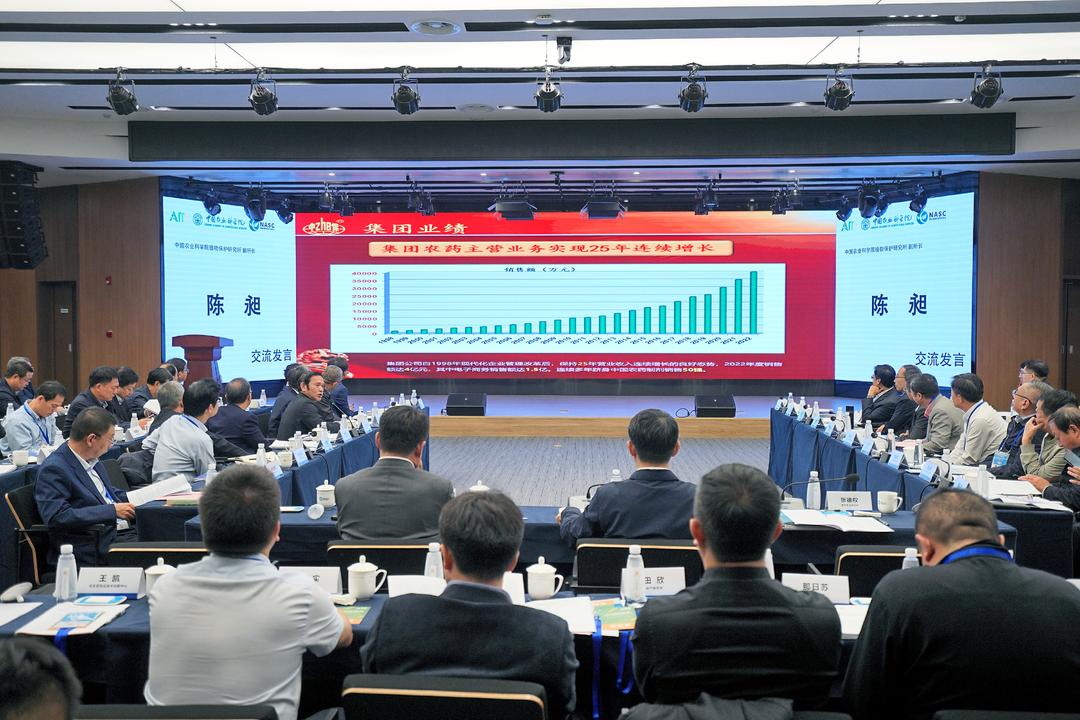 陳所在圓桌會議上做報(bào)告3.jpg.jpeg